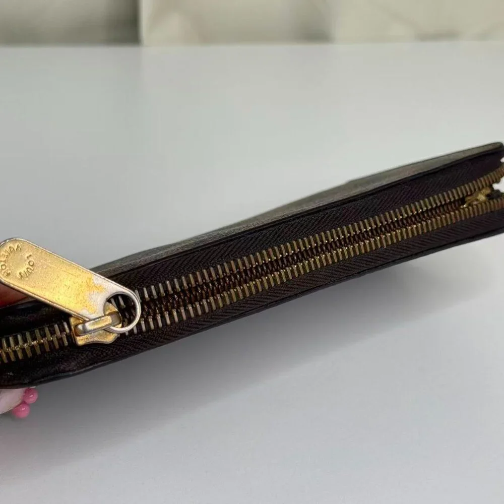 Louis Vuitton Damier Ebene Wallet with Classic Checkered Design - Picture 8 of 9